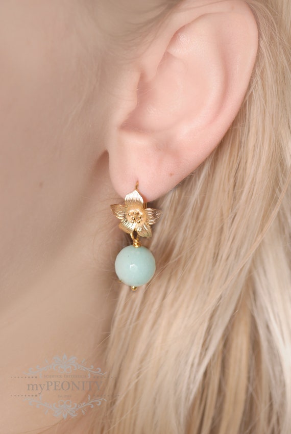 Blumen Ohrringe mit hell türkiser Jade Perle, vergoldet Brautschmuck, Vintage Style Ohrstecker, Braut Ohrringe, romantische Ohrringe, TO077