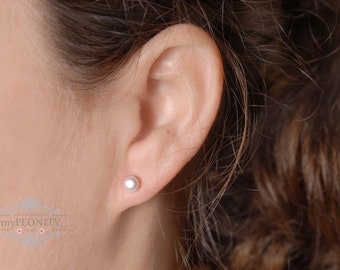 Pendientes clásicos de perla pequeña blanca, pendientes minimalistas apilables, pendientes de hombre color plata, perlas auténticas, joyería nupcial, TO062