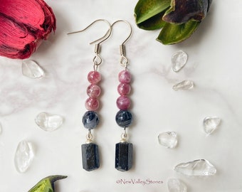 Boucle d’oreille Dangle avec tourmaline noire brute, quartz tourmalinated, tourmaline rose, boucle d’oreille gemme, boucle d’oreille perlée « TourmaLith »