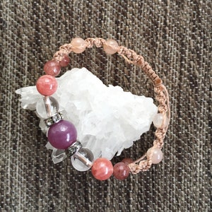 Bracciale di perline con ruby, quarzo, rhodochrosite, moscovita, Orange Moonstone, Gemstone Bracelet, Macrame Bracelet "Mended Gem"