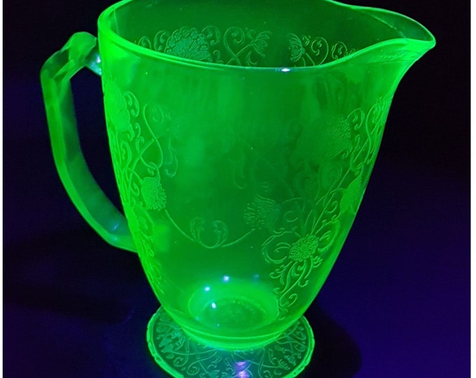 Hazel Atlas FLORENTINE No. 1 Green Depression Glass Pitcher, 4 Cups, 32oz Jug, Poppy Flowers, Uranium Glass, 1930s
