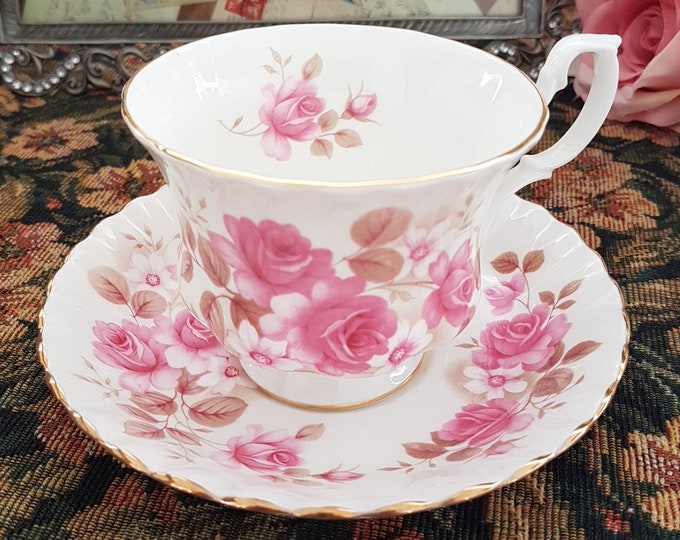 Royal Albert Teacup with Pink Roses, Bone China Tea Cup and Saucer, Made in England