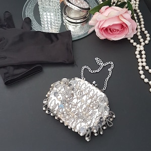 Bolso de noche pequeño vintage blanco marfil, lentejuelas plateadas, cuentas de perla transparentes, se convierte en clutch, cierre de boquilla, hecho en Hong Kong, década de 1960