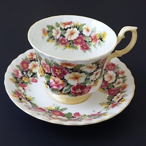 Royal Albert Fragrance Series Primula Teetasse mit Untertasse: Frühlingsblumen auf Fine Bone China aus England