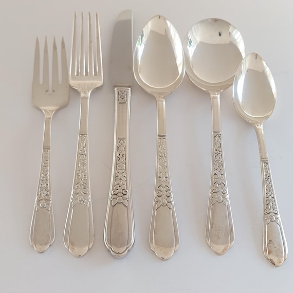Vintage Wm A Rogers Floral Silverplate Flatware Service for 8, 51 Piece Set