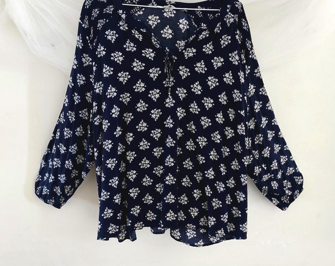 Navy Blue & White Pullover Blouse 2x Spilt V-Neck Long Sleeve Elastic Cuff