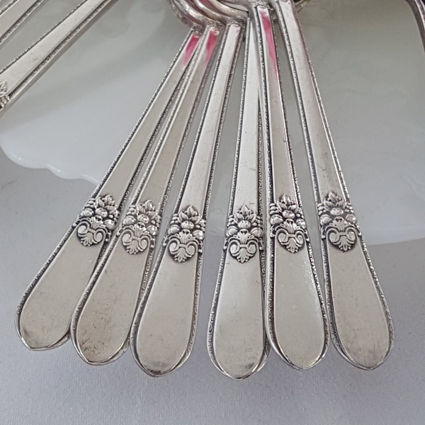 1847 Rogers Bros International Silver ADORATION 24-teiliges Set, Service für 6 Personen, versilbert, Messer, Gabel, Suppenlöffel, Teelöffel