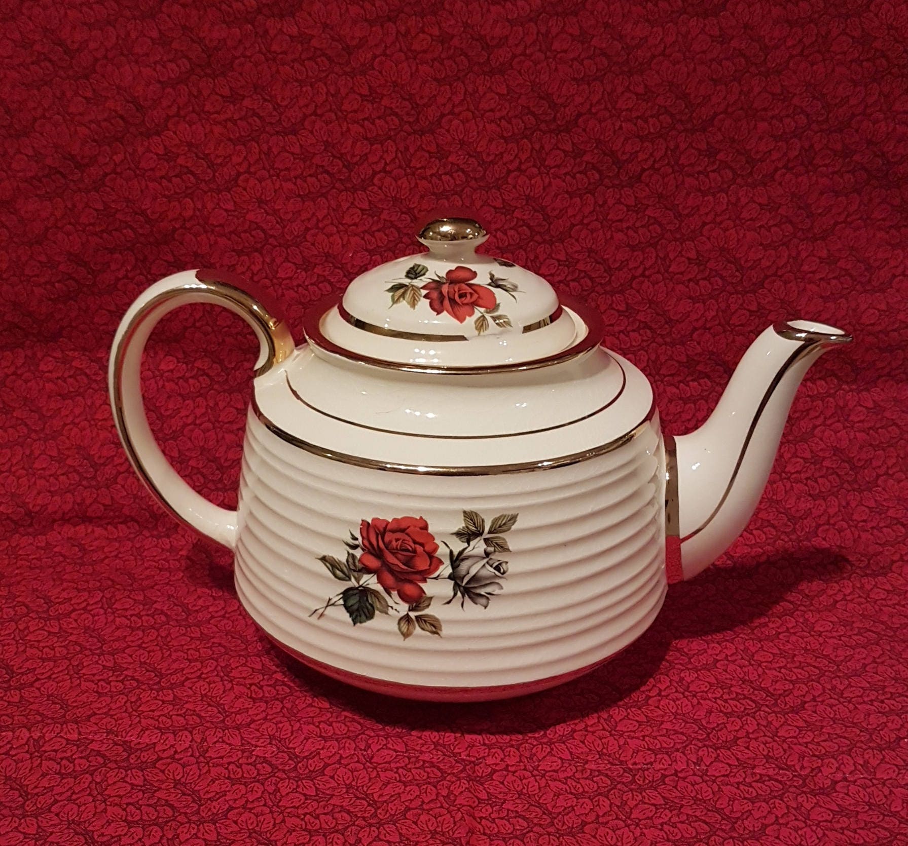 Sadler / Large Red Roses / Made in England Teapot (1930's)
