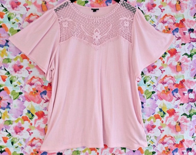 Plus Size 3XL Pink Lace Yoke Jersey Top with Flutter Sleeves - Casual Crew Neck Shirt for Office
