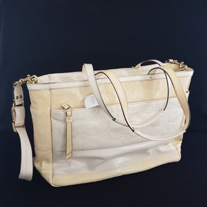 Bolso bandolera vintage COACH de piel beige. Bolso cambiador Coach K1221-F19256 con correa para el hombro.