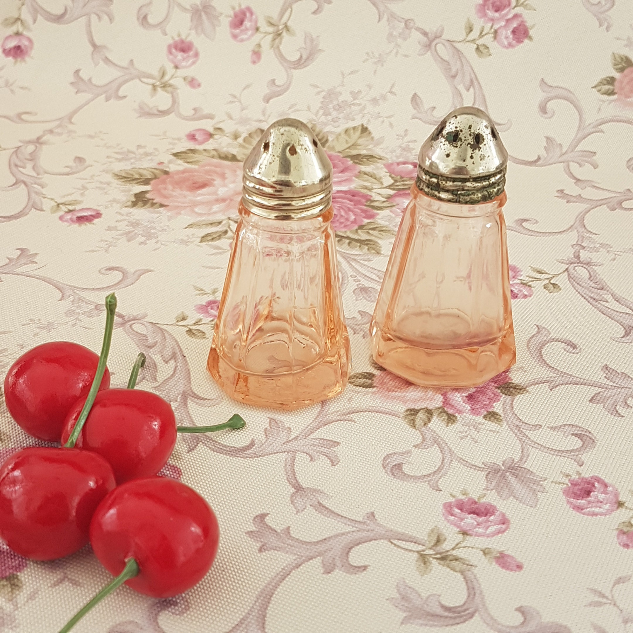 Set of Three Retro Atomic Speckled Pink Salt Pepper Sugar Spice Shakers