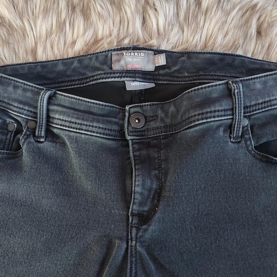 Plus Size 18t Black Skinny Jeans with Sateen Stretch