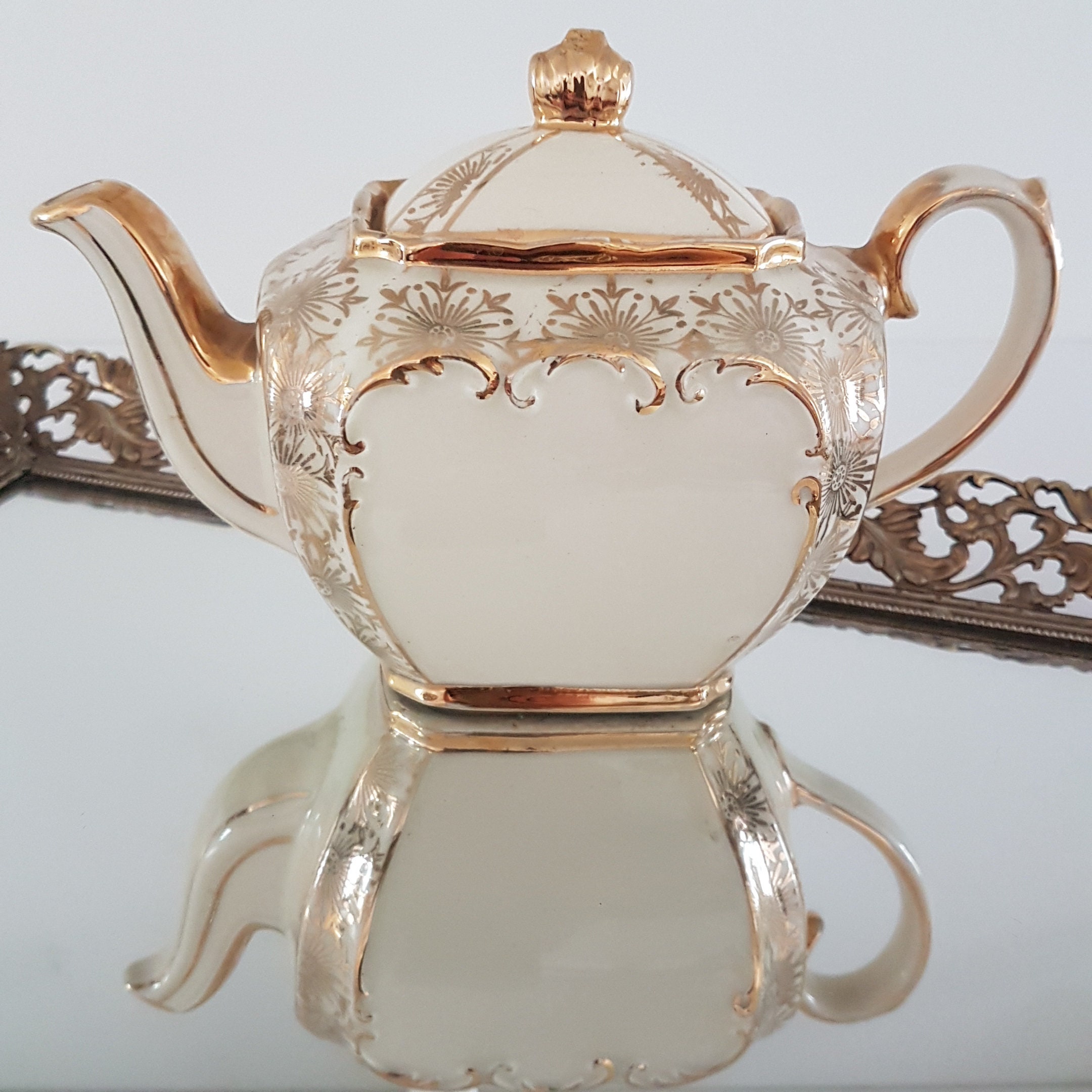 Sadler Cube Teapot, Gold Sunburst on Ivory, Sadler 2085, Gold Chintz