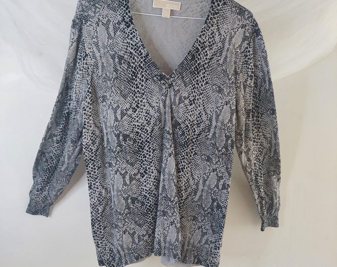 Michael Kors Snakeskin Print V-Neck Top Grey Animal Pattern Lightweight Long Sleeve Sweater Size XL