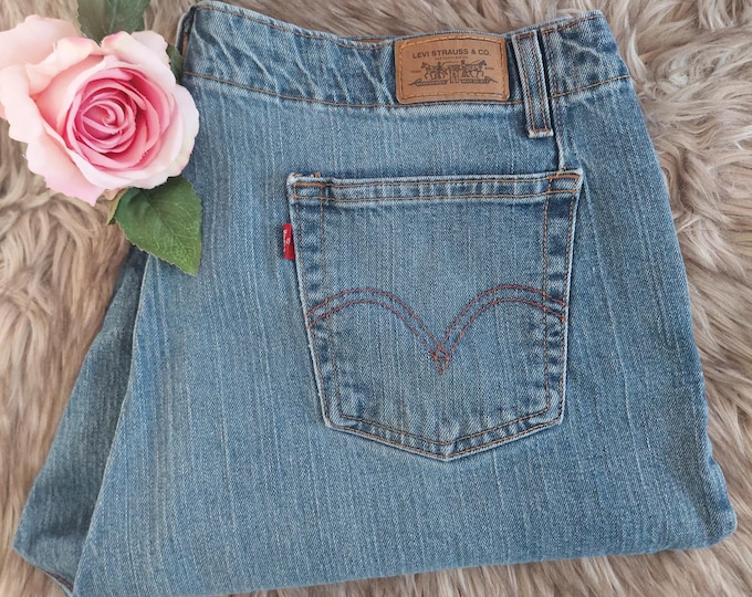 Levi's Red Tab Plus Size Capri Jeans: Cropped Denim Pants for Full Figure Women, Size 20