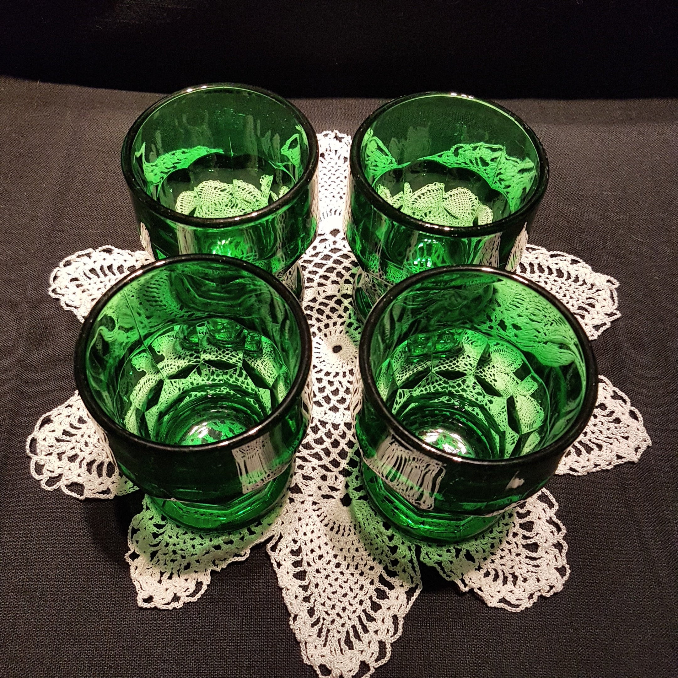 Featured image of post Emerald Green Drinking Glasses : The perfect drink for your celebration or quiet night in, delivered directly to you.