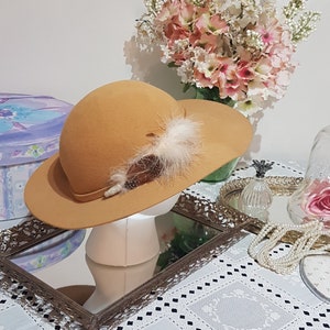 Camel Brown Wide Rim Hat with Feathers, Geo W. Bollman & Co, Doeskin 100% Felted Wool, Chin Strap, Ladies Small, Vintage Fashion Accessory
