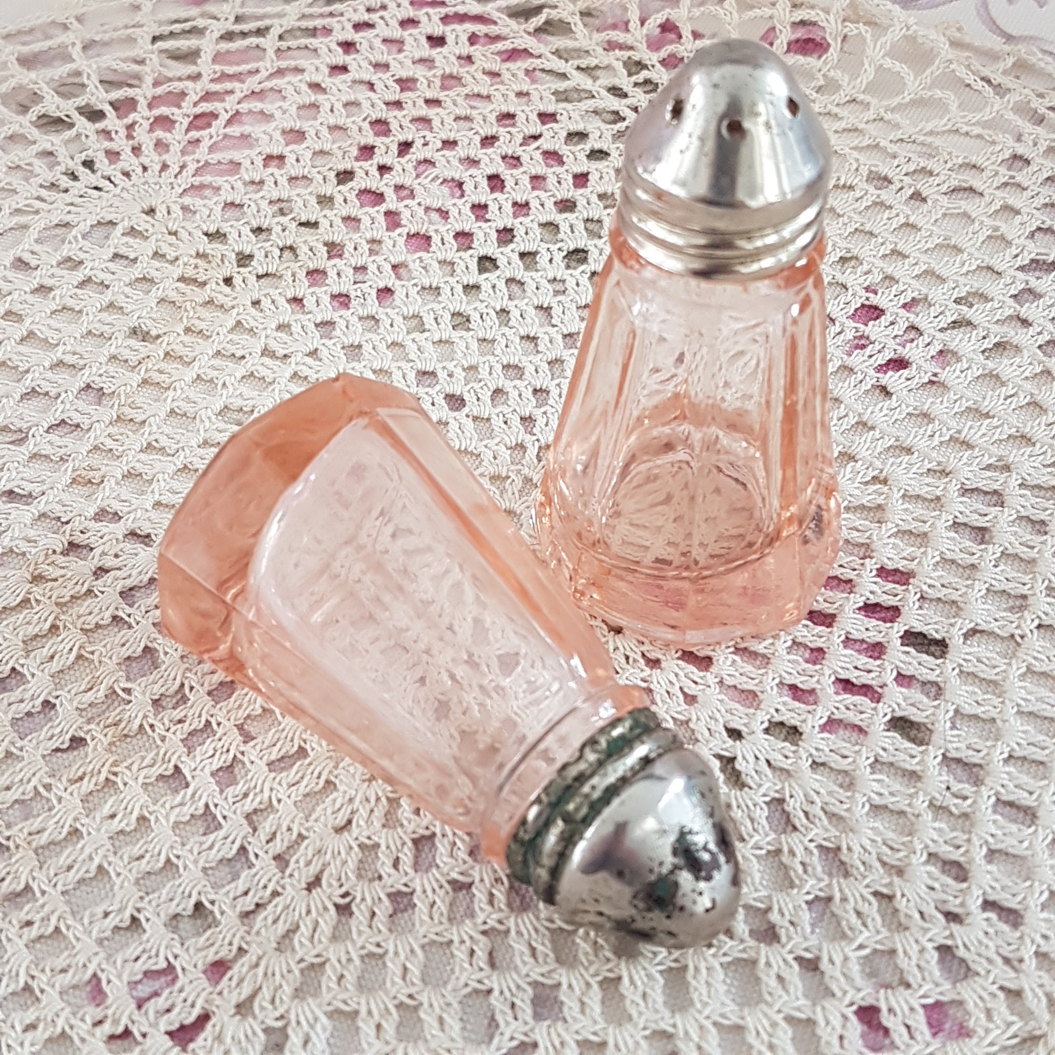 Hot pink salt and pepper shaker set – The Vintage Artistry