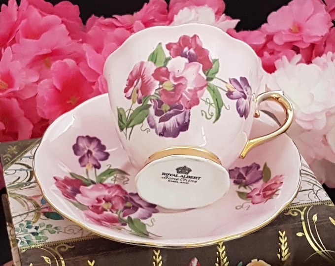 Vintage Royal Albert Floral Bone China Tea Cup Set - Elegant English Teatime Gift for Sweet Pea Lovers