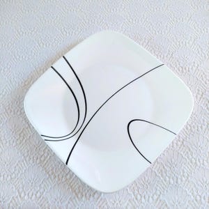 Piatti quadrati Corelle Simple Lines (set da 2), 26,7 cm, Vitrelle Glass, bianco e nero, servizio da tavola