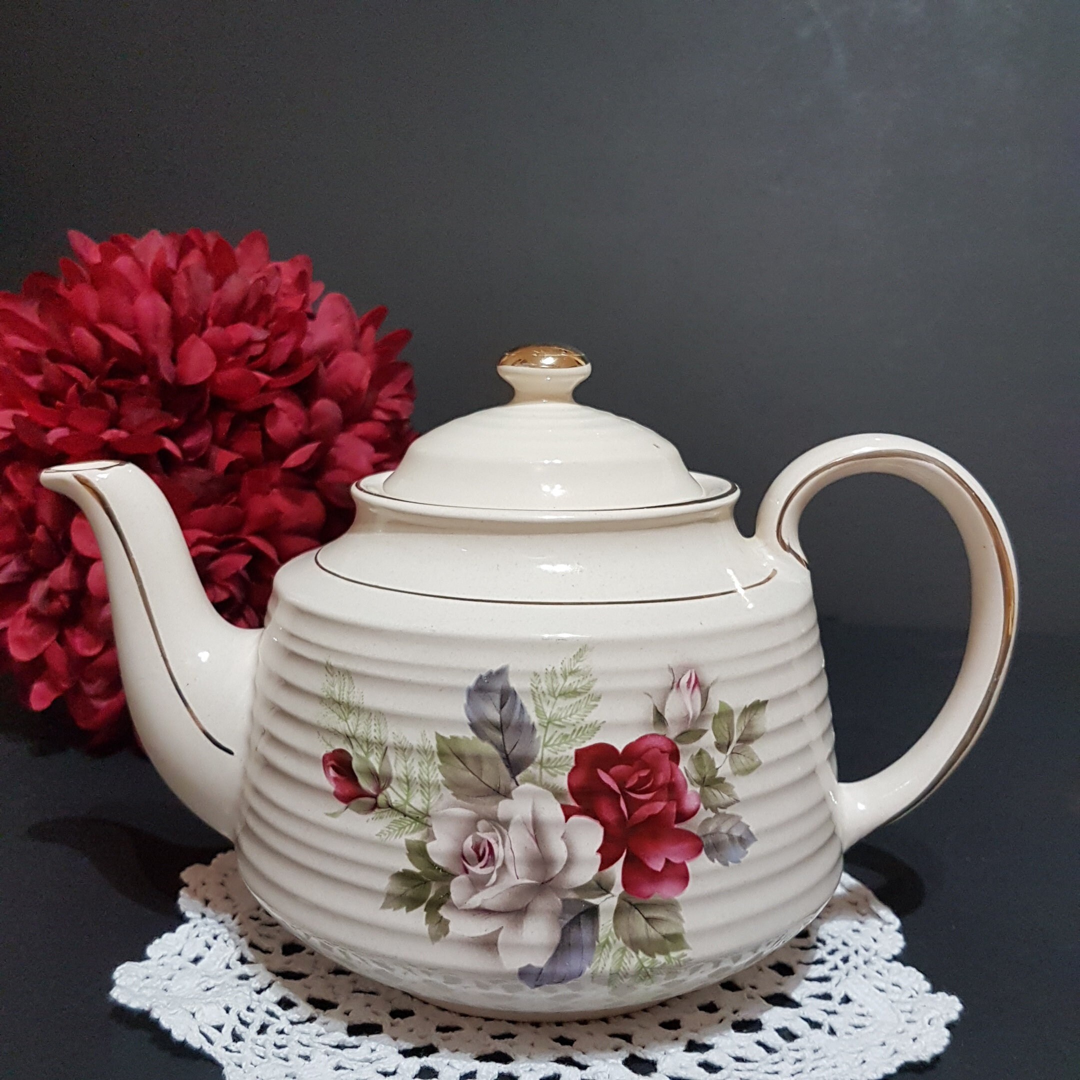 Sadler Teapot, White Red Roses, 5 Cup, Made in England, 1940s