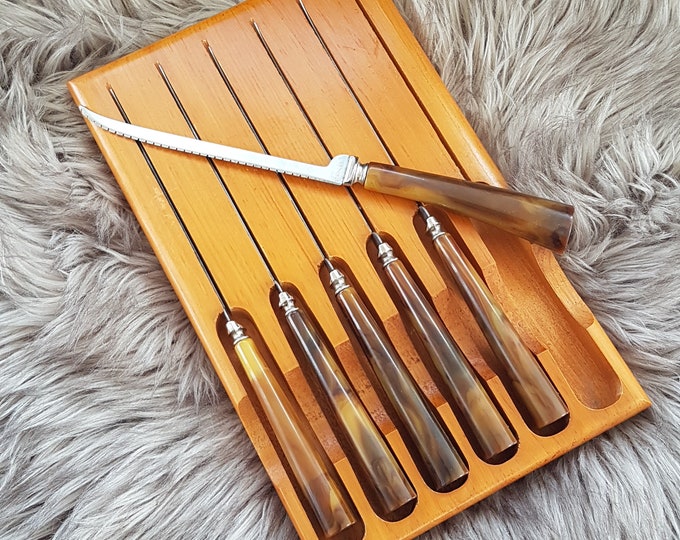 Serrated Steak Knives, Brown Butterscotch Bakelite Handle, Set of 6 Knife Set in Wood Cutlery Holder, Stainless Steel Serrated Blade