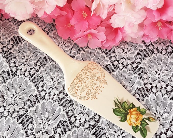 Vintage Georgian China Dessert Lifter with Yellow Rose - Elegant Porcelain Cake Server for Tea Parties