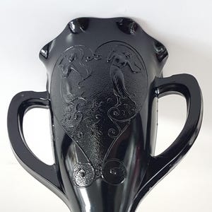 Jarrón trofeo de vidrio negro amatista de LE Smith