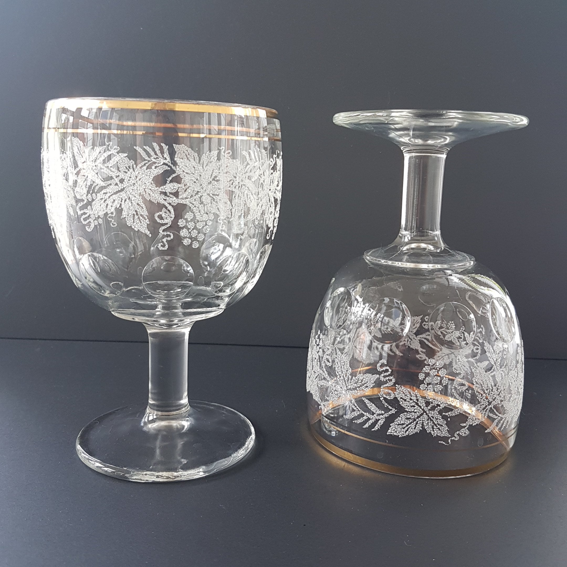 Pair of 16oz Bartlett Collins Glass Goblets, Pint Beer Glass With Frosted  White Grape Motif, Thumbprint Glass, Gold Trim 