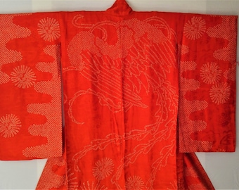 Vacker japansk scharlakansröd shibori-kimono i siden med motiv av trandansdräkt