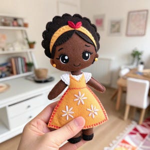Patrón de costura para muñeca de fieltro con vestido amarillo de flores, ideal para principiantes (PDF/SVG)
