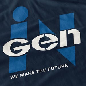 Op de afbeelding: Marineblauw T-shirt met een wit en blauw grafisch ontwerp. Het ontwerp toont het woord "iGen" in een gestileerd lettertype, met de tekst "WE MAKE THE FUTURE" eronder.