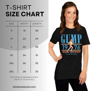 Puede incluir: Una camiseta negra de manga corta con un gr&aacute;fico de un corredor y el texto GUMP 1976 CROSS COUNTRY e I just felt like running. Junto a la camiseta hay una tabla de tallas de la S a la 3XL con ancho y largo en pulgadas.