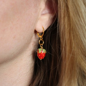 Red Strawberry Glass Earrings, Fruit Earrings, Lampwork Strawberry Jewelry, Glass Drop Earrings, Gift for Plant Lover, Summer Earrings