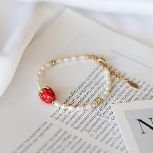 Freshwater Pearl Bracelet with Red Strawberry Lampwork Bead, Beaded Bracelet, Girlfriend Birthday Gift, Strawberry Jewelry, Fruit Bracelet