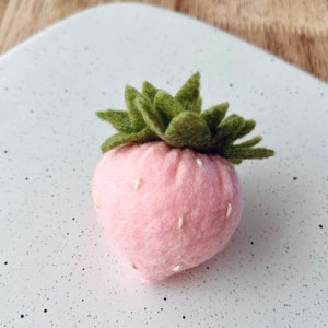 Felt Pink Strawberry Bundle, Childrens Play Food, Felt Play Food, Montessori Learning, Play Kitchen, Play Bakery, Sensory Play, Photo Prop