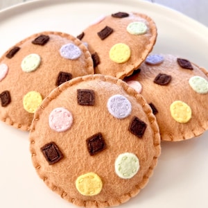 Felt Easter Cookies, Felt Spring Cookies, Felt Chocolate Chip Cookies, Play Cookies, Play Kitchen, Flet Play Food, Play Bakery, Pretend Play