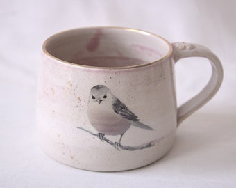 Tasse mit Vogel in weiß oder hellrosa