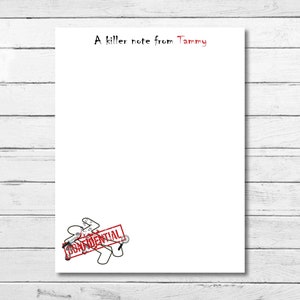 Peut inclure: Un bloc-notes blanc avec le texte "A killer note from Tammy" en haut. Un tampon rouge avec le mot "Confidential" est en bas du bloc-notes.