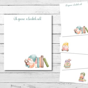 Peut inclure: Ensemble de cinq cartes de vœux vierges représentant un gnome lisant un livre avec le texte "Oh gnome, a bookish note" sur chaque carte.