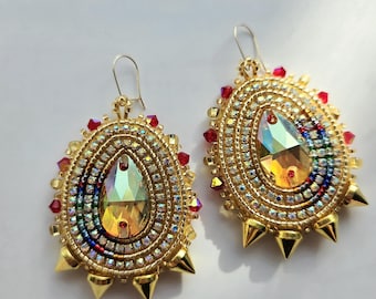 Pendientes de corona de rubí dorados – Bordado de cuentas doradas, cristal K9, estilo boho glamuroso