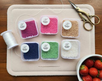 Kit de abalorios Strawberry Fields Charlotte – Premium 120 g / Abalorios de vidrio tallado Charlotte 11/0 / Kit de bordado con abalorios / Materiales para la fabricación de joyas