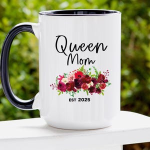 Queen Mom Est 2025 Mug Custom Coffee Cup Gift for New Moms Mothers Day Present Personalized Mug for Mom to Be Pregnancy Announcement