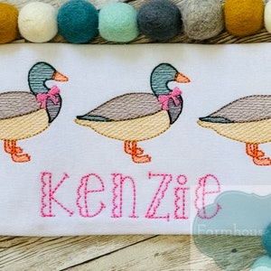 Camiseta de pato para niña, pato real, monograma de caza de patos, atuendo de vida silvestre para bebé, cumpleaños de pato, trío de patos reales, un pato de la suerte, camiseta con monograma imagen 2