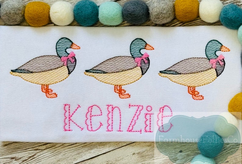 Camiseta de pato para niña, pato real, monograma de caza de patos, atuendo de vida silvestre para bebé, cumpleaños de pato, trío de patos reales, un pato de la suerte, camiseta con monograma imagen 2