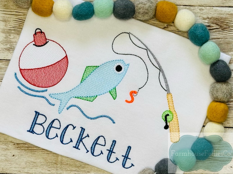 Puede incluir: Dise&ntilde;o bordado de una ca&ntilde;a de pescar, un pez, un flotador y el nombre Beckett. El dise&ntilde;o est&aacute; en tonos de azul, verde, rojo y naranja sobre un fondo blanco.