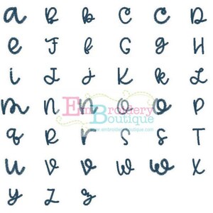 K&ouml;nnte beinhalten: Eine Sammlung von Kleinbuchstaben von a bis z, jeweils in einem dunkelblauen, handschriftlichen Stil. Die Buchstaben werden in einem Raster angezeigt, mit dem Logo "Embroidery Boutique" und der Website-Adresse.