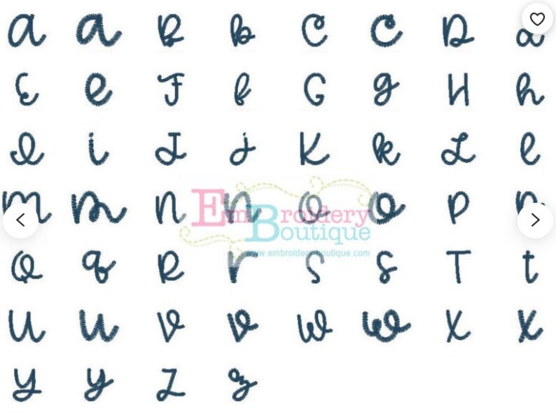 K&ouml;nnte beinhalten: Eine Sammlung von Kleinbuchstaben von a bis z, jeweils in einem dunkelblauen, handschriftlichen Stil. Die Buchstaben werden in einem Raster angezeigt, mit dem Logo "Embroidery Boutique" und der Website-Adresse.