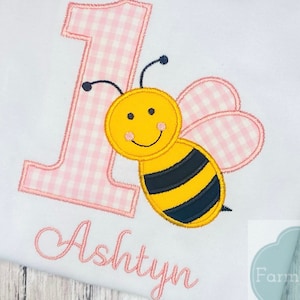 Camiseta de primer cumpleaños para niña, atuendo para fiesta de abejas, camiseta para el día de las abejas, camiseta de cumpleaños, camiseta bordada personalizada, cumpleaños para niña pequeña