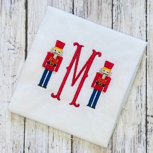 Camisa con monograma navideño para niños, camisa de cascanueces para niños pequeños, camisa festiva, monograma de niño preppy, camisa navideña simple, camisa navideña personalizada